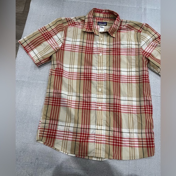 [S]Patagonia Nylon Blend Men's Plaid Short Sleeve Shirt - Red and Tan - Picture 1 of 7